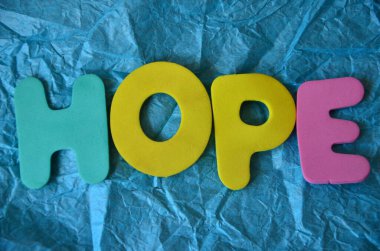 soyut arkaplanda umut kelimesi