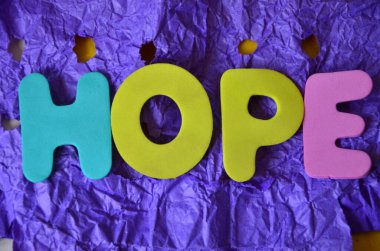 renkli bir arka plan üzerinde kelime umut