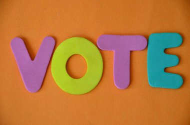 Renkli soyut arkaplan üzerine oylama kelimesi