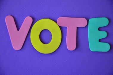 soyut küp üzerine yazılmış oy kelimesi