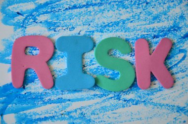 Soyut renkli arkaplanda risk sözcüğü
