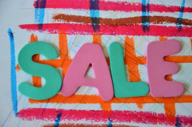 Beyaz ahşap arka planda renkli indirimli kelime