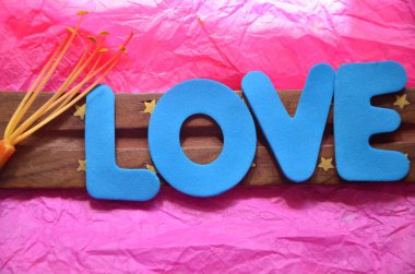 Soyut bir arkaplanda kelime aşkı