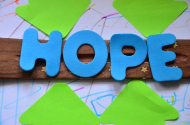 Renkli bir kağıttaki umut kelimesi.