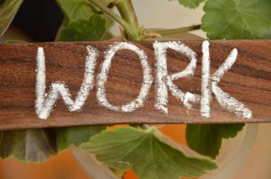 Sevdiğim kelime yazarlığı metinleri. Bir gösteri için iş konsepti ya da tahtadan yapılmış şeylerin yerine biri.