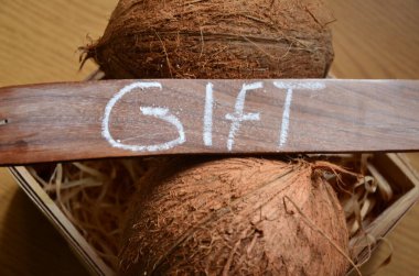 Tahta arka planda bir hediye.