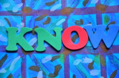 kelime soyut renkli arka plan üzerinde biliyorum