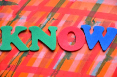 kelime soyut renkli arka plan üzerinde biliyorum