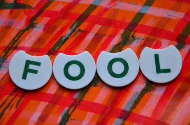 Soyut bir arkaplanda aptal kelimesi