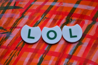 Kırmızı arkaplandaki beyaz harflerden mutlu ifade