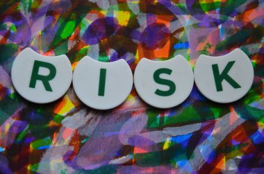 Kelime yazma riski. Bu durumun iş konsepti yükümlülük değil, bir şeyin yükümlülüğü.