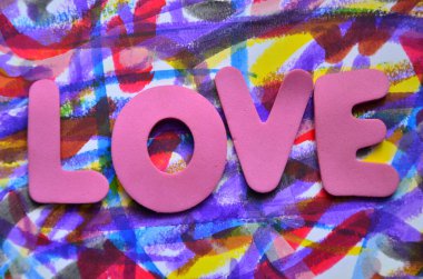 renkli bir arka plan üzerinde kelime aşk