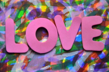 Soyut bir arkaplanda renkli bir aşk kelimesi