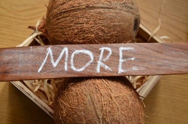 Üzerinde daha çok şey yazan bir tahta tabela.