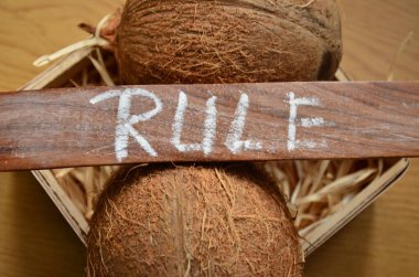 Üzerinde kural yazan bir tahta tabela.