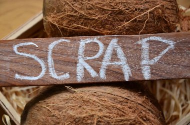 Üzerinde hurda yazan bir sandık dolusu hindistan cevizi.