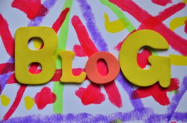 Renkli bir kelime ve boyalı bir arka plan.