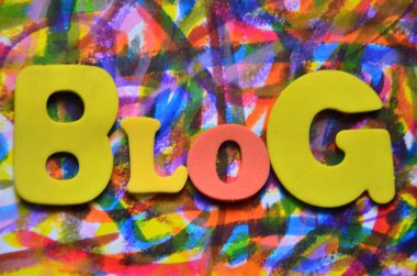 Tahtayla yazılan blog kelimesiyle renkli bir arkaplan