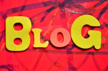sarı ve kırmızı ile yazılmış bir kelime blogu