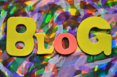 Tahtayla yazılan blog kelimesiyle renkli bir arkaplan