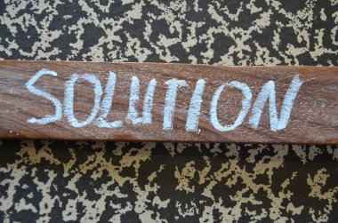 Üzerinde hatıra yazan ahşap bir tabela.