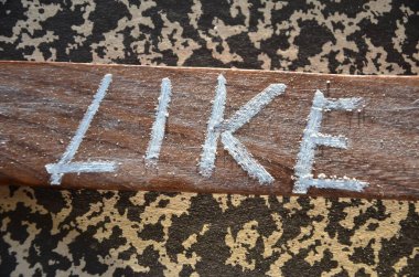 Üzerinde şöyle yazan bir tahta tabela.