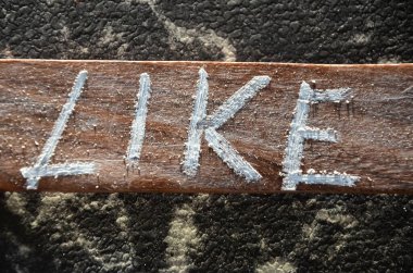 Üzerinde şöyle yazan bir tahta tabela.