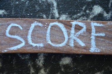 Üzerinde skor yazan bir tahta tabela.
