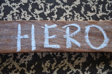 Tahta arka planda bir sözcük