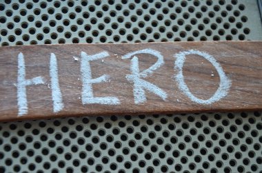 Tahtaya tebeşirle yazılmış aşk kelimesi.