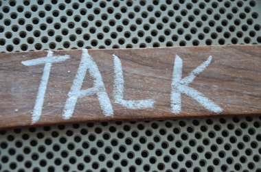 Aşk kelimesi ahşap arka planda