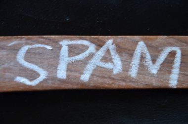 Eski ahşap arka planda ahşap harflerle yazılmış bir çöp kutusu.