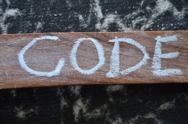 Kelime kodu ahşap bir arkaplan ile yazılmış