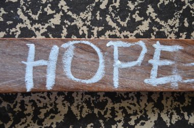 Sözcük umudu tahta bir masada yazılı.