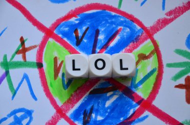 Renkli alfabe harfleriyle yazılmış 