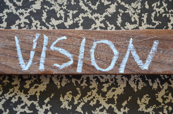 деревянный знак со словом видение написано на нем