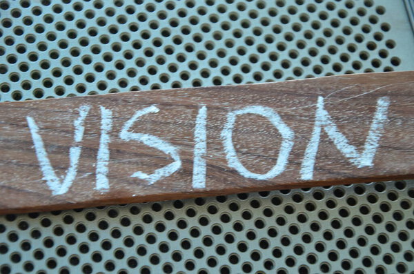 Деревянный знак, на котором написано видение