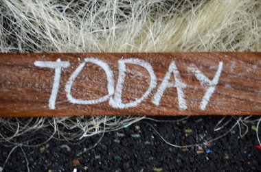 Sözcük bugün tahta blokta yazılı..