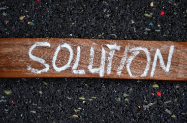 Çözüm kelimesi ahşap bir yüzeydeki ahşaptan yapılmıştır. iş için konsept.