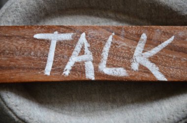 Tahta masanın üzerinde 