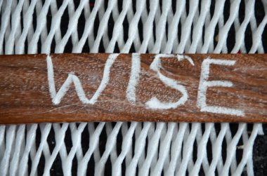 Tahta küplere yazılan tahtadan bir kelime.