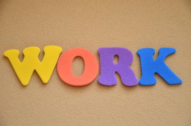 Tahtadan yapılmış harf.