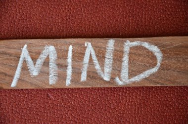 Tahta masadaki kelime.