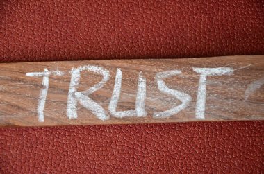 Güven kelimesi ahşap harflerle yazılmıştır.