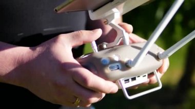 Quadcopter kullanan adam. Hexacopter uçan makine dron uzaktan kumanda ile