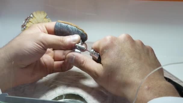 Technicien dentaire polissage d'un cadre métallique aligne la surface du métal — Video