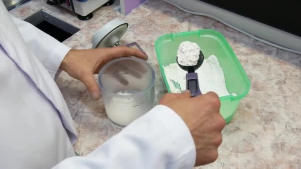 O Técnico Dentário prepara a solução para a mistura de gesso — Vídeo de Stock