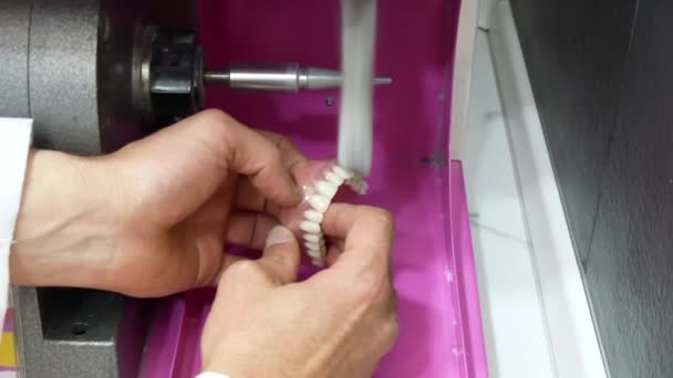 Técnico dental puliendo una prótesis dental — Vídeos de Stock