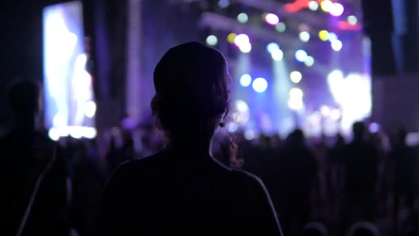 Flicka dansa på en rock-festival — Stockvideo