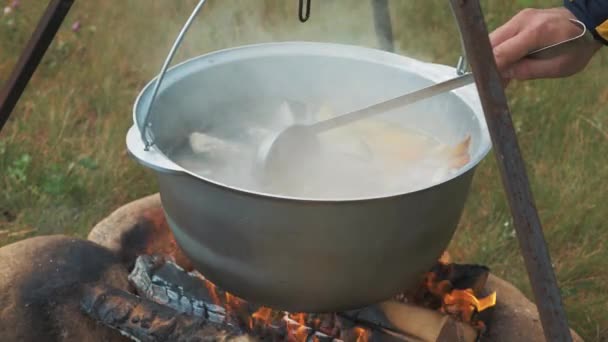 Fischsuppe auf dem Feuer kochen — Stockvideo